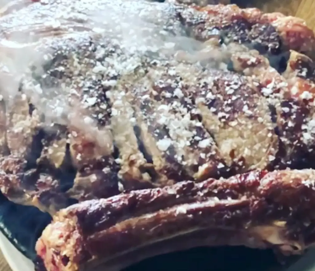 Chuletón de ternera con sal gruesa