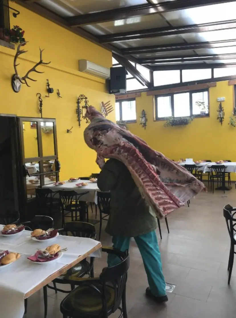 Pieza de carne de la sierra llegando al comedor