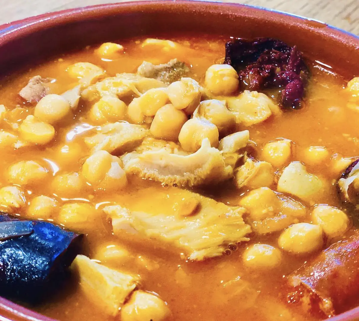 Cazuela de callos con garbanzos
