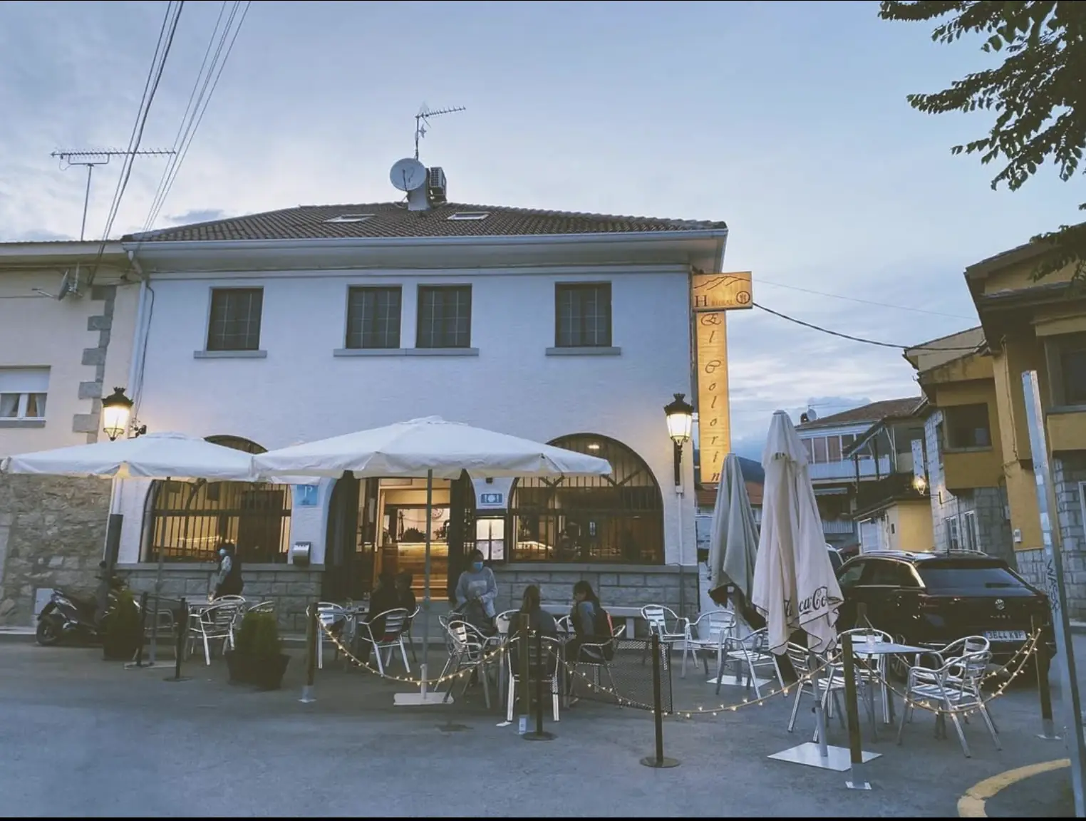 Fachada y terraza del Hostal Restaurante El Colorín, en la Plaza de la Bodega de Los Molinos