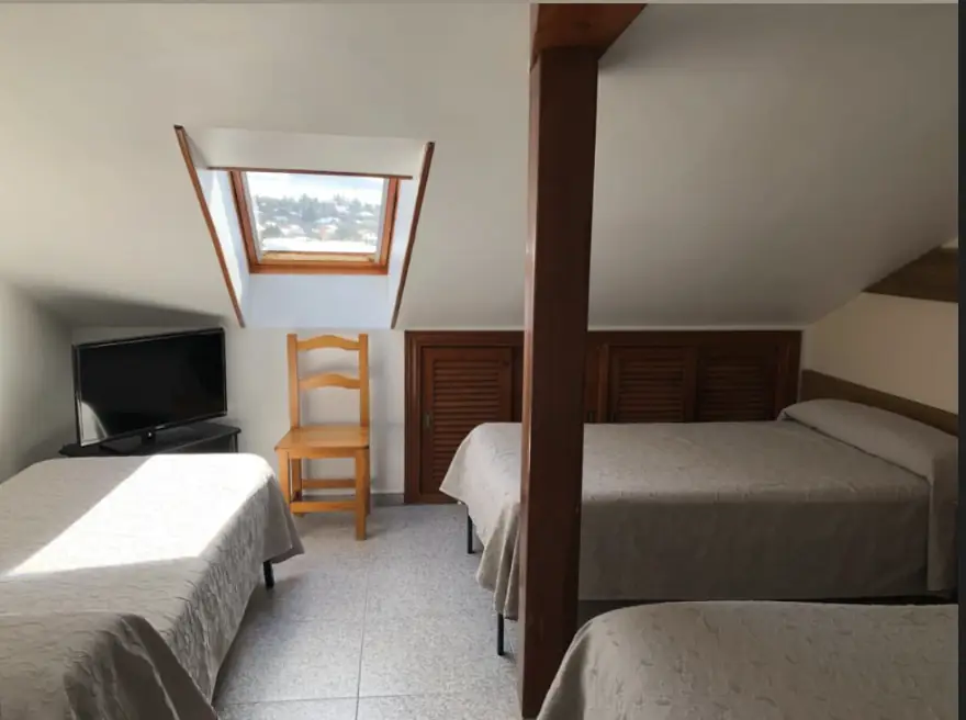 Habitación abuhardillada del Hostal El Colorín, en Los Molinos