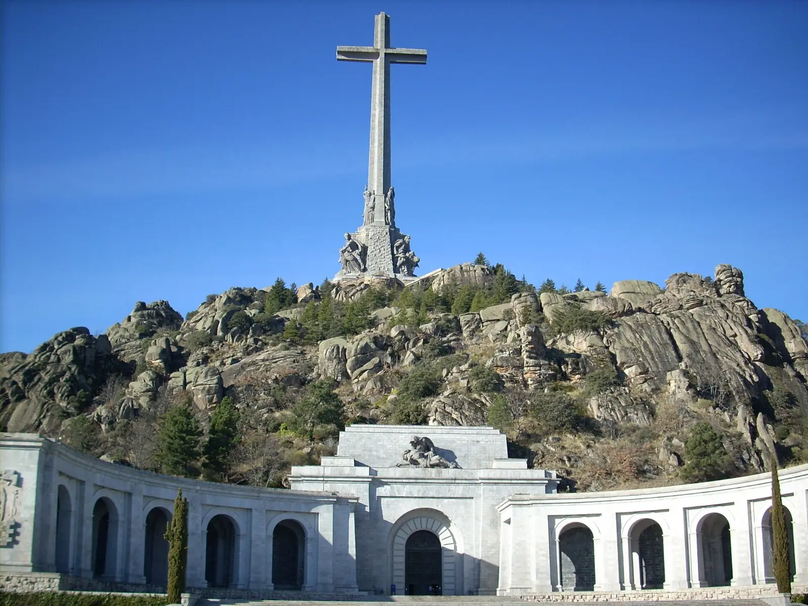 La cruz y la explanada de la basílica del Valle de Cuelgamuros