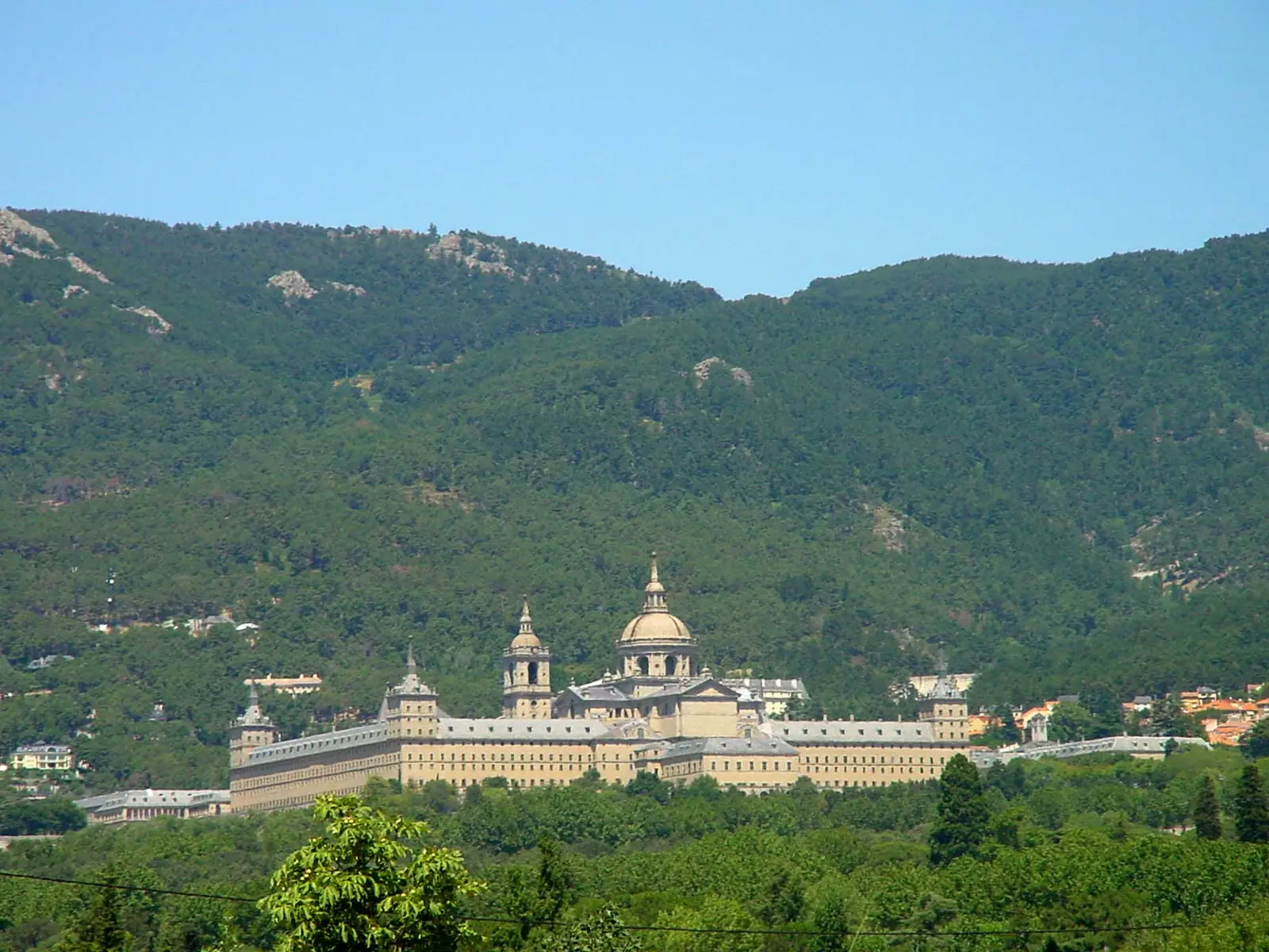 El monasterio de El Escorial al pie del monte Abantos