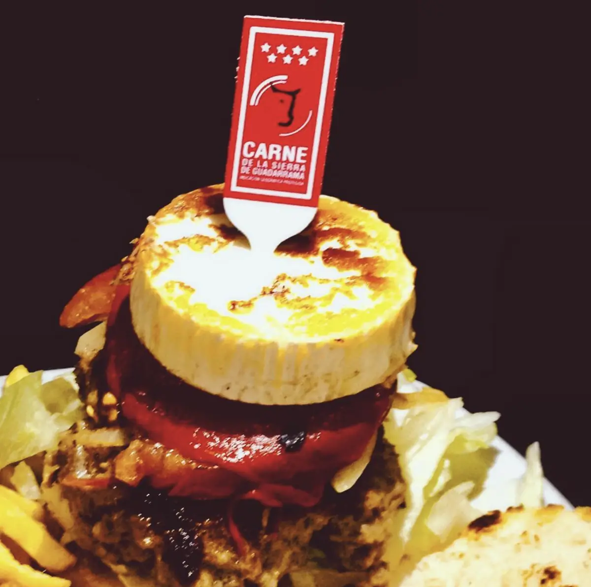 Mollete de ternera con queso de cabra gratinado y pimiento