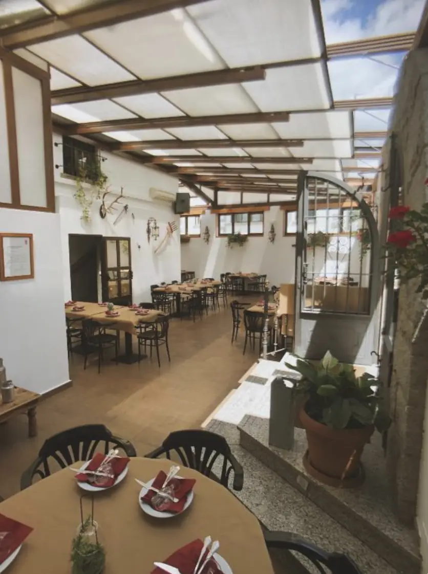 Comedor acristalado del Restaurante El Colorín, en Los Molinos